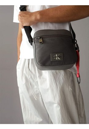 Bolso Camera Bag Tagged Square Gris Calvin Klein